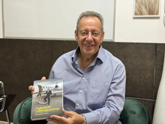 Gerhard Gruber hat in über 45 Jahren am Flughafen Wien-Schwechat hunderte Geschichten erlebt und nun im 2. Band zu Buch gebracht. | Foto: Alexander Paulus