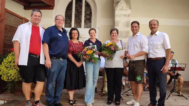 Korb- und Handwerksmarkt in Schönbach 2024. Geehrt für ihre langjährige Mirtarbeit wurden Hildegard Neumaier und Christine Lugmaier.  | Foto: privat