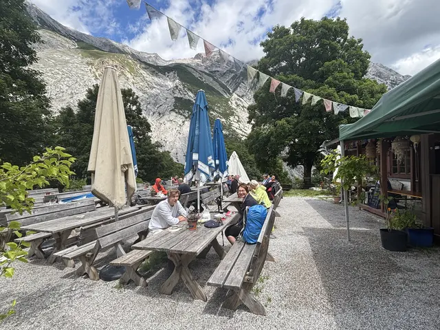Gäste genießen entspannt im Gastgarten die frische Luft und die gemütliche Atmosphäre. | Foto: Kendlbacher