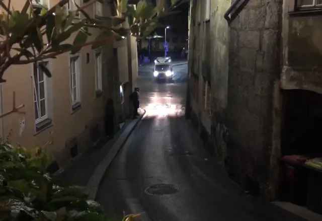 An der Kreuzung in die Höttinger Gasse begann die Horrorfahrt der 86-Jährigen. Ein Pkw-Lenker wurde verletzt, eine Passantin wurde frontal erfasst und verstarb im Krankenhaus, mehrere Fahrzeuge wurden beschädigt. (Archivbild) | Foto: FB/Thaler