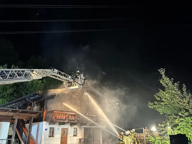 Der Brand konnte von den Feuerwehren Stams, Silz und Rietz mit rund 100 Einsatzkräften gelöscht werden. Jetzt sucht die Polizei Zeugen. | Foto: FF Silz/Homepage