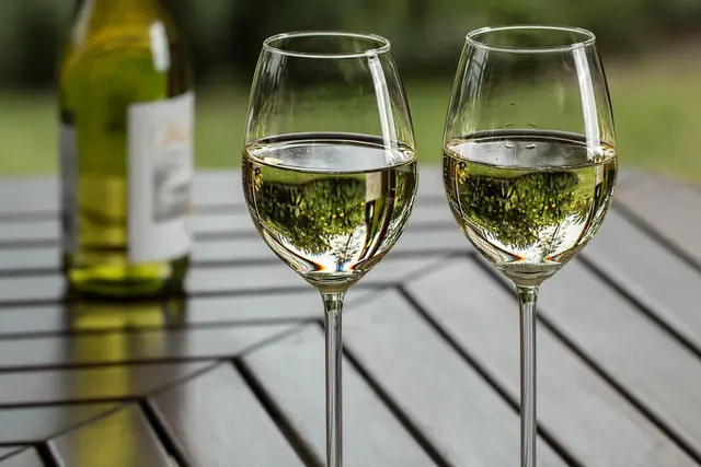 Mit einem gebietstypischen DAC-Grünen Veltliner und einem mehrfach ausgezeichneten Sekt zeigt der Bezirk Mistelbach, dass das Weinviertel in Sachen Spitzenwein zur nationalen Elite gehört. (Symbolfoto) | Foto: Pixabay