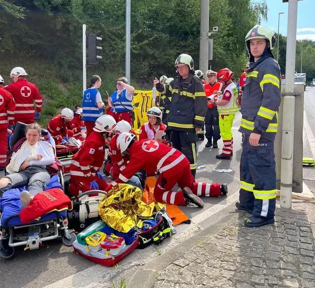 Feuerwehr, Rettung und Polizei probten am Mona-Lisa-Tunnel den Ernstfall.  | Foto: FF Pichling