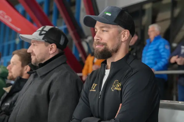 Der GF des EKZ, Patrick Schwarz, freut sich, dass die Partnerschaft zwischen dem Verein und dem Zeller Unternehmen Herzog Bau ausgeweitet wird. | Foto: Stefan Schubert