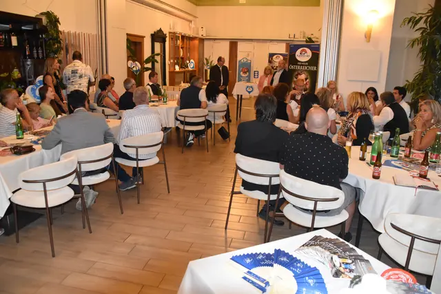 Zahlreiche Gäste, Prominente, Journalisten und Rezept-Einsenderinnen und -Einsender waren bei der Präsentation vertreten. | Foto: MeinBezirk.at