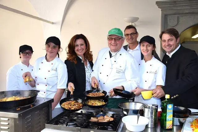 Starkoch Willi Haider ist auch in der Fachschule Neudorf immer ein willkommener Gast, um mit den Schülerinnen und Schülern gemeinsam zu kochen. | Foto: Anton Barbic