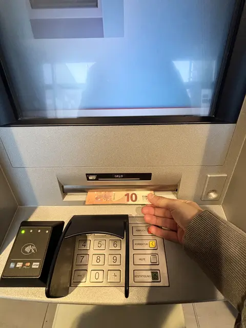 Bis zum nächsten Bankomaten ist es oft ein weiter Weg. | Foto: MeinBezirk
