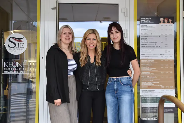 "Hairrichtn" als beliebtester Friseursalon im Land NÖ: Friseurin Elisabeth Bayerl (M.) mit ihren Lehrlingen Jasmin Karl und Elena Sonnleitner in Wieselburg | Foto: Roland Mayr/MeinBezirk Scheibbs