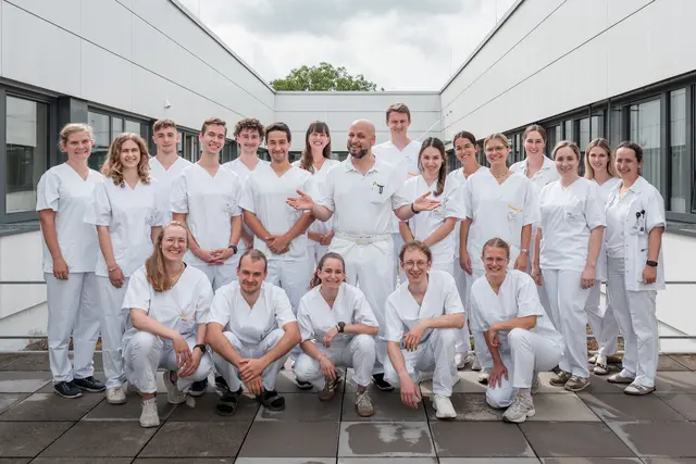 Die Teilnehmer der Summer School 2025 mit dem Ärztlichen Direktor Kostja Steiner. | Foto: OÖG