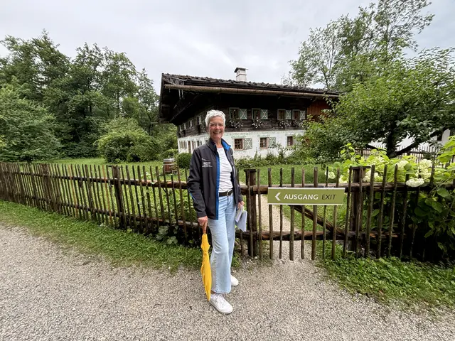 Die Leiterin der Sammlung, Susanne Brandner, führte durch das Salzburger Freilichtmuseum. | Foto: Emanuel Hasenauer
