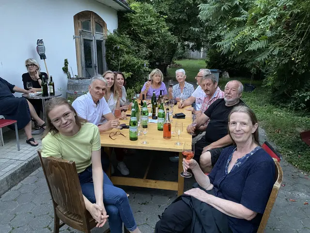 Genussvoller Abend im Hof der Familie Hans Rohrer | Foto: Gesa Buzanich