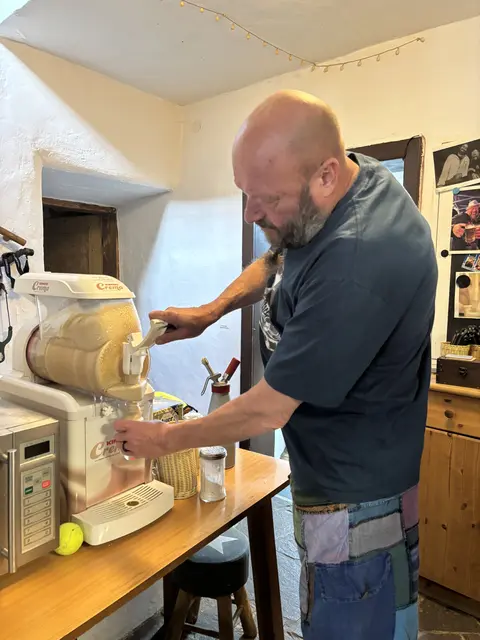 Hüttenwirt Biechl zaubert für einen Gast einen cremigen Eiskaffee, frisch zubereitet und mit liebevollen Handgriffen serviert. | Foto: Kendlbacher