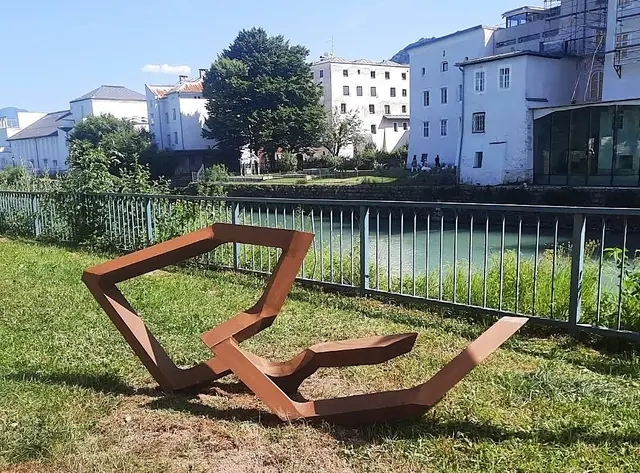 Ein Kunstwerk auf der Halleiner Pernerinsel. | Foto: Josef Wind