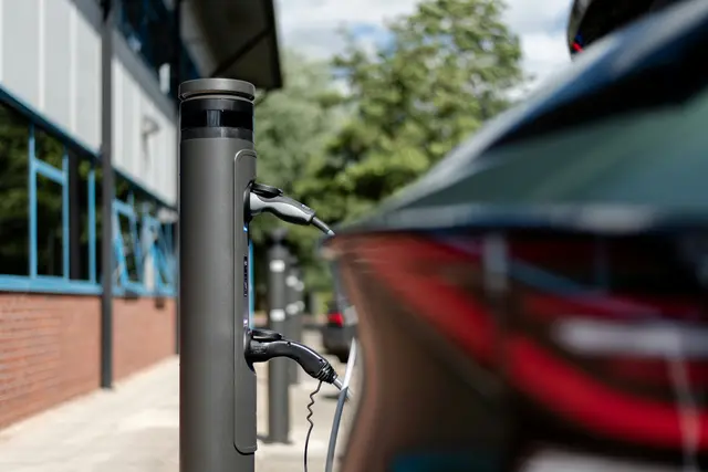 Sommerurlaub mit dem E-Auto? Dann heißt es: gut planen – und am besten ohne lange Suche nach freien Ladepunkten, auch nicht in Graz-Umgebung. | Foto: Emma Smith/Unsplash