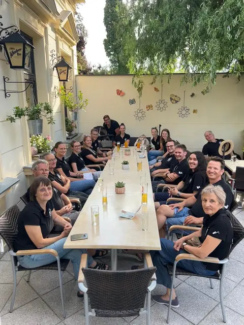 Die Musiker und Musikerinnen des MVL begleiteten die Kinder mit viel Geduld und spürbarer Begeisterung durch ihre ersten musikalischen Versuche. | Foto: MV Ladendorf