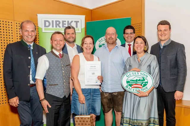 Bezirk Melk Fam. Plank: LAbg. Otto Auer, LVDV-Obmann Johann Höfinger, NV-Regionaldirektor Martin Gabler, Anna Haunschmid, Herbert Plank, Landwirtschaftskammer NÖ-Vizepräsident Lorenz Mayr, LVDV-Geschäftsführerin Martina Schauer, „Gutes vom Bauernhof“-Projektleiter Simon Kaiblinger | Foto: LVDV NÖ/Georg Pomaßl