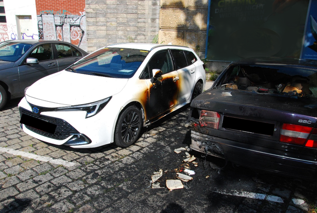 Am helllichten Tag brannte ein Fahrzeug in der Unteren Viaduktgasse im 3. Bezirk. Eine Kiste stand unter dem Auto in Flammen. | Foto: LPD Wien