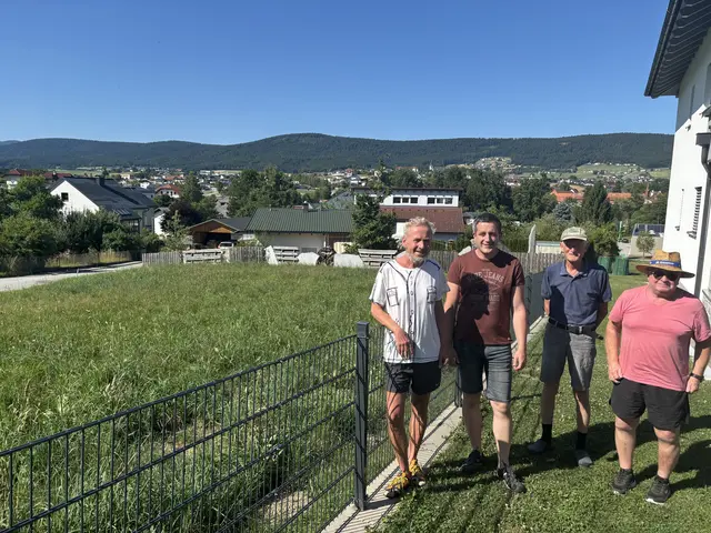 Auf dem schmalen Grundstück neben der St. Wolfgangstraße sollen sechs Eigentumswohnungen gebaut werden. Die Nachbarn Horst Schmidt, Manfred Gabriel, Karl Kaiser und Fritz Hartl, v. l. wehren sich dagegen.  | Foto: Karin Bayr