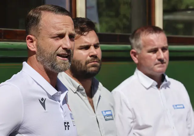 GAK-Trainer Ferdinand Feldhofer, Sportdirektor Dieter Elsneg und Obmann-Stellvertreter Matthias Dielacher (v.l.) | Foto: GEPA