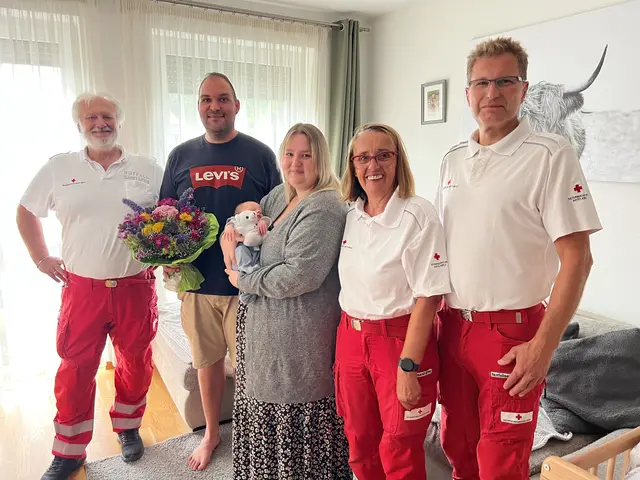 Notfallsanitäter Wernfried Schopf, Vater Martin Winter, Mutter Katharina Holcik, Ortsstellenleiterin Rettungssanitäterin Elisabeth Friedl und Notfallsanitäter Thomas Galos. | Foto: Hickl