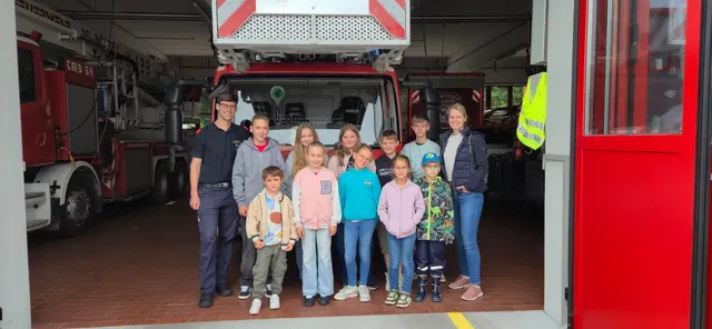 Höhepunkt war der Rundgang durch die beeindruckende Fahrzeughalle der Feuerwehr St. Pölten Stadt. | Foto: Gemeinde Traismauer