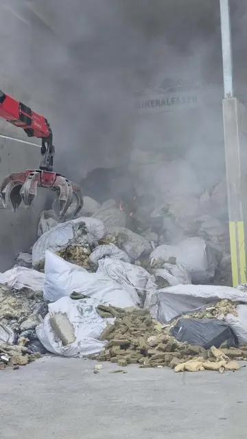 Mithilfe des WLF-Krans wurden die Mineralwolle und der Bauschutt auseinandergenommen. | Foto: FF Voitsberg