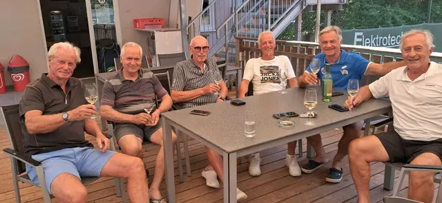 So ein Titel muss gefeiert werden: Die siegreichen Tennisspieler mit Altbürgermeister und Tennisfan Helmut Leitenberger (2.v.l.) | Foto: SU