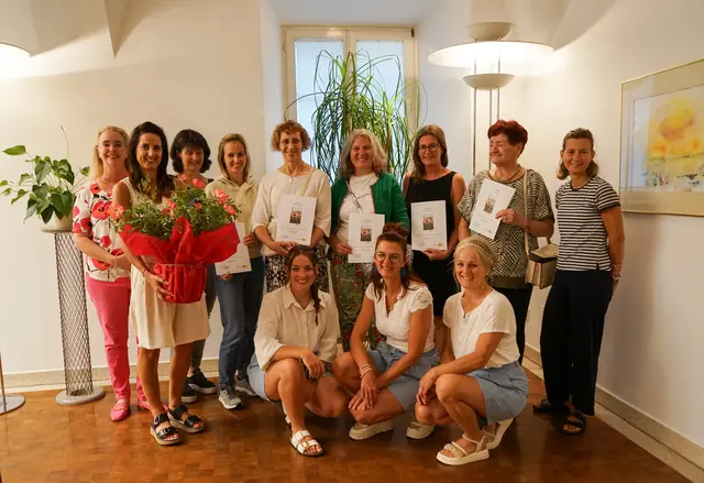 1. Reihe: Patricia Kleinlercher (Friseur Krehaartiv), Barbara Panzl (Friseur SiSa), Heidi Kleinlercher (Friseur Krehaartiv); 2. Reihe: Iris Rampitsch (Stadtmarketing), Agnes Bodner, Monika Totschnig, Christina Mandler, Helena Bergmann, Laura Winkler, Manuela Neumair, Hilde Bundschuh und Olivia Tschapeller (Tschapeller – Deine Gärtnerei). | Foto: Stadt Lienz
