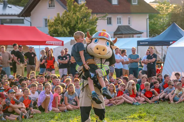 Kein Jugendlager ohne Maskottchen: Rund 300 Jugendliche nahmen am Bezirksjugendlager der Flachgauer Feuerwehrjugend teil. | Foto: BSBÖA Bezirk Flachgau, OVI Hasenschwandtner