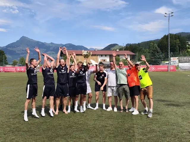 In einem mitreißenden BVB-Fanclubturnier setzte sich am Ende das Team „Die Scheis 3er“ aus Salzburg gegen starke Konkurrenz durch. | Foto: TVB Brixental