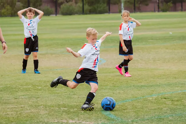 Kinder bis 10 Jahre haben die Möglichkeit, sich mit anderen Nachwuchskickerinnen und - Kickern zu messen.  | Foto: Kenny Eliason/Unsplash