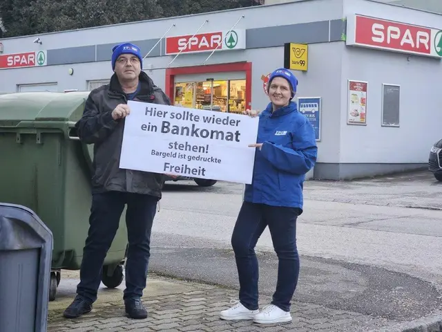 "Viele Jahre gab es Bargeld zum Abheben aus einem Geldautomaten am Amstettner Krautberg", erzählen Claudia und Thomas Papst. | Foto: Papst