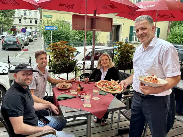 Mittagspause am Schillerplatz: Christoph Hauer (l.), Simon Fally und Martina-Maros-Goller nahmen im Il Gusto Platz, Burim Haziri bewirtete. | Foto: MeinBezirk