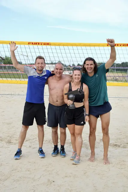 Die Vorjahressieger vom Team „Beach Bang“ gewannen auch heuer das Hobbyturnier. | Foto: Johannes Hofmann