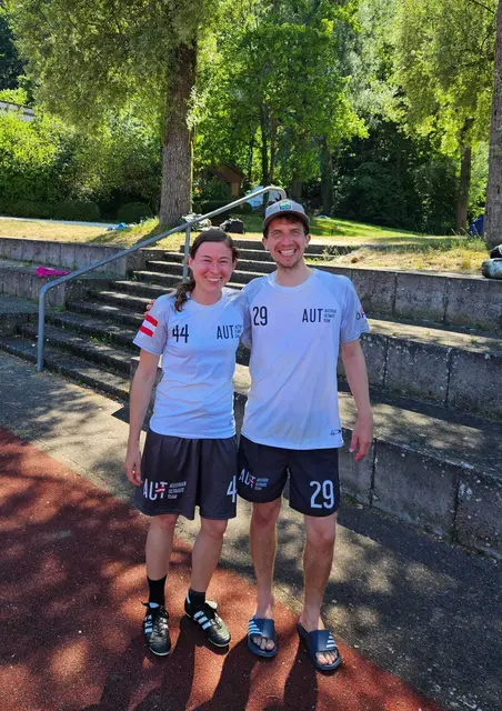 Christina Habitzl und Lukas Erger – beide Teil des Ultimate Frisbee-Vereins „Nitro Circles“ – fliegen mit dem Masters Mixed Nationalteam zur Europameisterschaft nach Schweden. | Foto: Habitzl