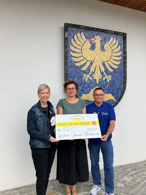 Bürgermeisterin Nicole Eder, Karin Schuster-Schlichtern, Vorstand OÖ Kinder-Krebs-Hilfe und Sportvereinsobmann Helmut Auerbach | Foto: Gemeinde Steinbach