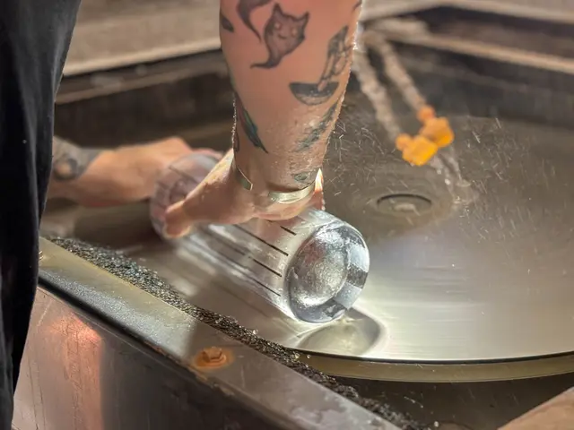 In vielen kleinen Arbeitsschritten werden in der Landstraße Glasservice und Luster produziert.  | Foto: Andreas Pölzl/MeinBezirk