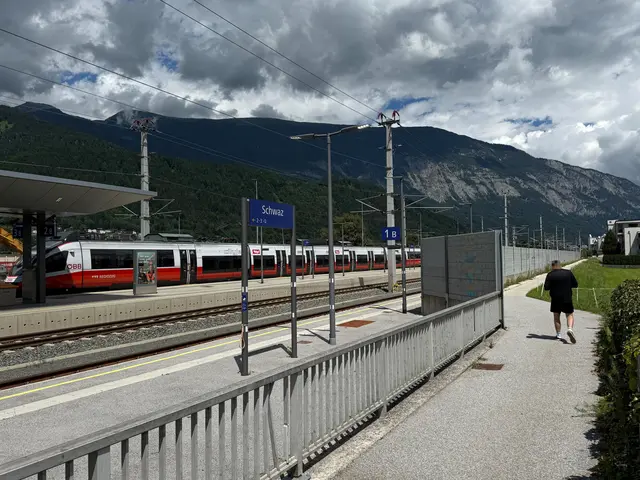 Zwischen Bahnhof und Archengasse: Auf diesem Radweg wurde eine 90-Jährige von einem Unbekannten überfallen.
| Foto: Zoom Tirol