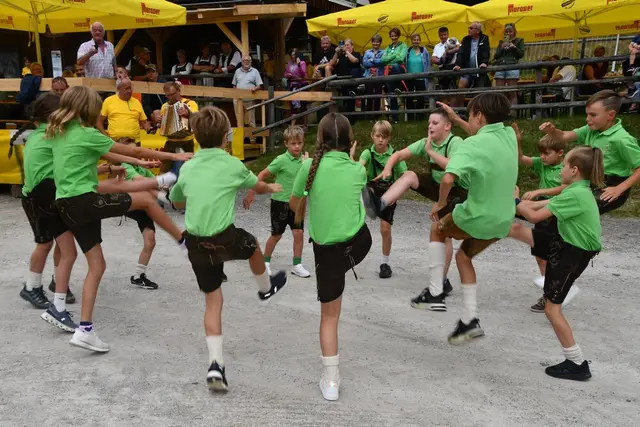 Schuhplattln hat in der Gemeinde Krakau hohen Stellenwert, die Kids teigten es beim Sogfest. | Foto: Anita Galler