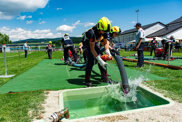 Das Wetter passte optimal für den Nasslöschbewerb. | Foto: Pressestelle BFK UU | Thomas Traxler