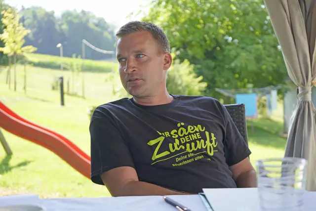 Alexander Triebl beobachtet die Zunahme der Vielfalt auf Wiesen, Weiden und Äckern. | Foto: WOCHE