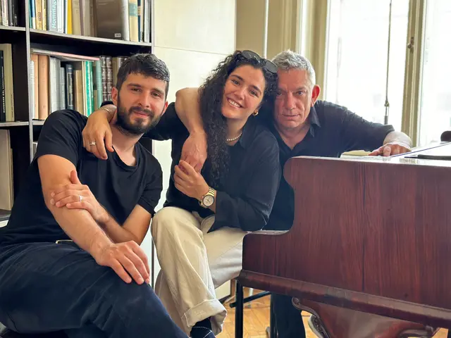 das Hip-Hop Duo "EsRAP" wird gemeinsam mit dem Pianisten Marino Formenti ein Konzert spielen. | Foto: EsRAP und Marino Formenti