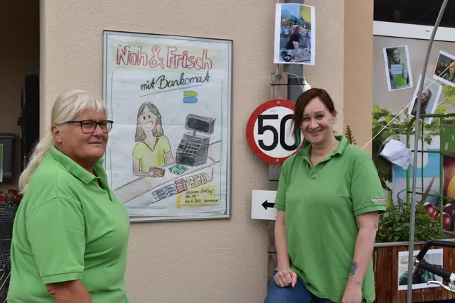 Bei Sabine Holzer (r.) und Elisabeth Formanek beim Nah & Frisch in Wang kann man Bargeld abheben, | Foto: Roland Mayr/MeinBezirk Scheibbs