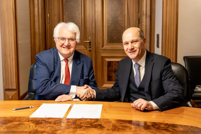Robert Holzmann (Nationalbank-Gouverneur) und Johannes Pressl (Präsident des Österreichischen Gemeindebundes) unterzeichnen die fünfjährige Vereinbarung für insgesamt 120 neue Bankomaten. | Foto: OeNB, C. Stöckl
