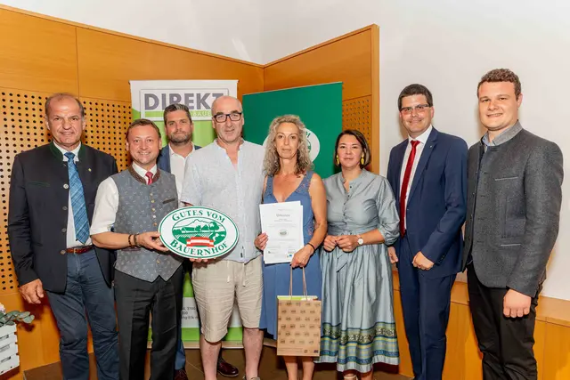 Bezirk Gänserndorf Fam. Zetner: LAbg. Otto Auer, LVDV-Obmann Johann Höfinger, NV-Regionaldirektor Martin Gabler, Herbert Zetner, Sabine Winkler, LVDV-Geschäftsführerin Martina Schauer, Landwirtschaftskammer NÖ-Vizepräsident Lorenz Mayr, „Gutes vom Bauernhof“-Projektleiter Simon Kaiblinger | Foto: LVDV NÖ/Georg Pomaßl
