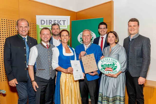 Bezirk Tulln Fam. Spitzbart: LAbg. Otto Auer, LVDV-Obmann Johann Höfinger, NV-Regionaldirektor Martin Gabler, Ursula Spitzbart, Leopold Spitzbart, Landwirtschaftskammer NÖ-Vizepräsident Lorenz Mayr, LVDV-Geschäftsführerin Martina Schauer, „Gutes vom Bauernhof“-Projektleiter Simon Kaiblinger | Foto: LVDV NÖ/Georg Pomaßl