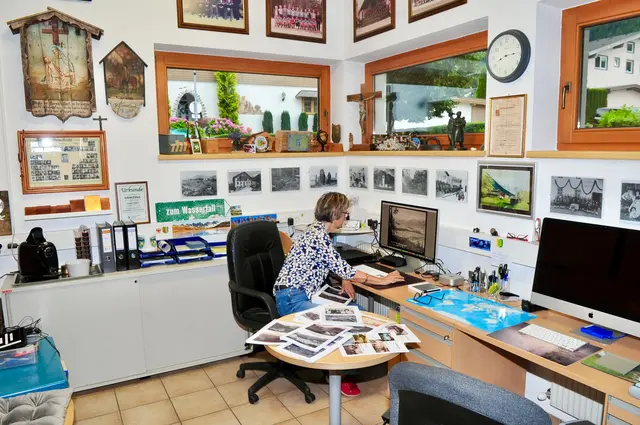 Der Arbeitsplatz der Chronistin ist in einem eigenen Raum in der Gemeindeverwaltung. | Foto: Hassl