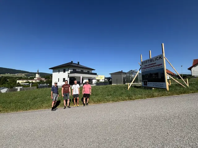 Die Werbetafel ist schon da. Auf diesem Grundstück sollen sechs Eigentumswohnungen Platz finden.  | Foto: Karin Bayr