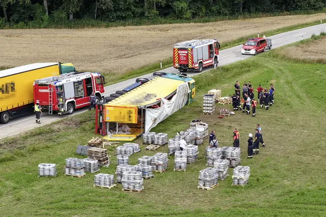 Der Lkw kippte um und verlor das Bier. | Foto: Fesl