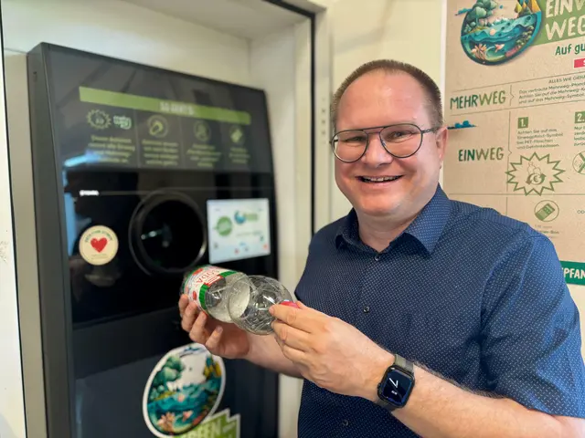 SPAR-Kaufmann Georg Urban ließ MeinBezirk Horn hinter das Pfand-Rolltor blicken! | Foto: Markus Kahrer